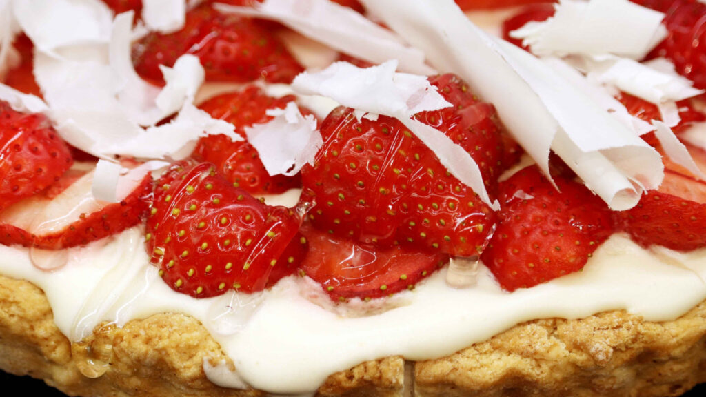 Foto: "Erdbeerzeit" mit Erdbeer-Quark-Kuchen (©OlegElkov / Canva.com)