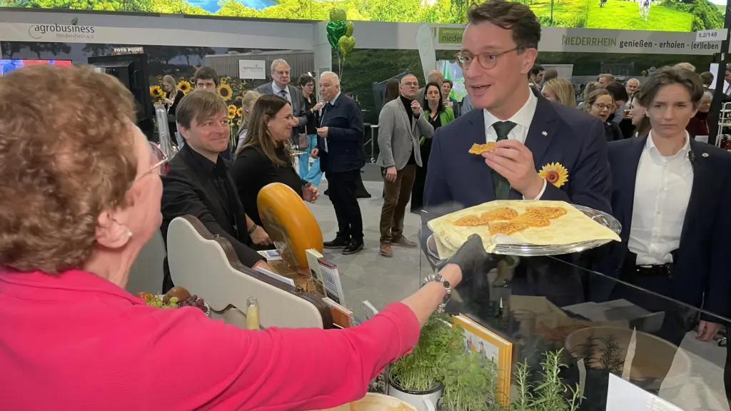 Foto: NRW-Ministerpräsident Hendrik Wüst am Stand der Landesvereinigung der Milchwirtschaft NRW auf der Grünen Woche 2025 in Berlin (Copyright: Jörg Meyer | jumpr.com)