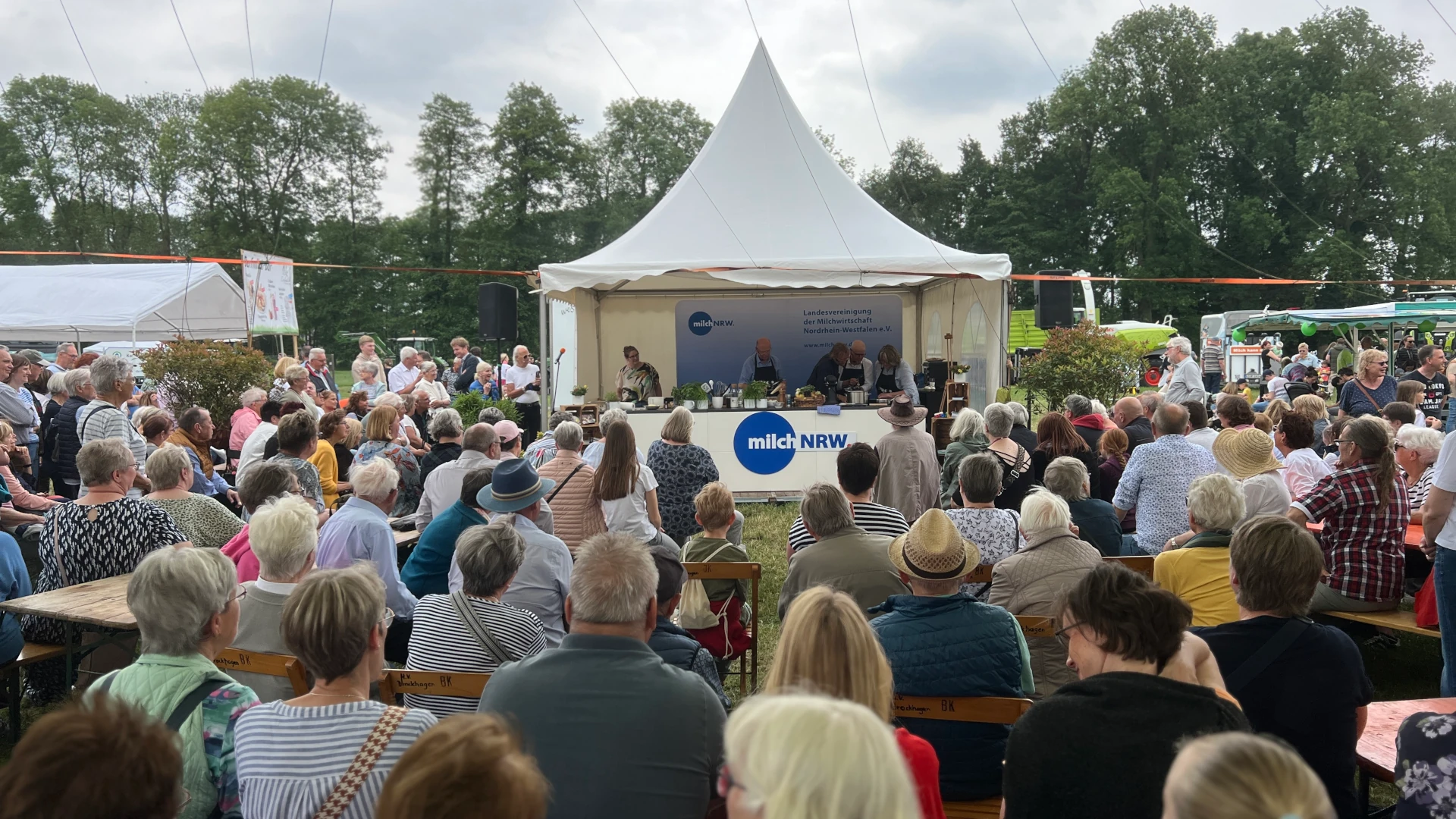 Foto: Besucher während der Kochshow auf dem Tag der Milch in Steinhagen (© Frank Maurer)